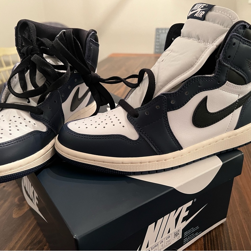 Nike Air Jordan 1 Retro Box in Navy Black & White